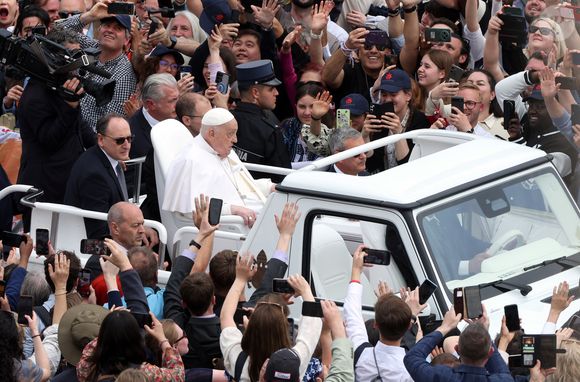 Un changement de dernière minute que l'artiste Nicoletta a bien évidemment compris !
Rétro - Le pape François est décédé à l'âge de 88 ans.
Jorge Mario Bergoglio, plus connu sous son nom de règne, François, est mort ce lundi 21 avril à 88 ans. Né en 1936 à Buenos Aires en Argentine, Jorge Mario Bergoglio était le premier pape non-européen depuis le VIIIe siècle. Zuma Press / Bestimage