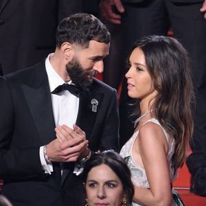 Karim Benzema et Lyna Khoudri à la descente des marches du film « 13 jours 13 nuits » lors du 78ème Festival International du Film de Cannes. Le 23 mai 2025
© Jacovides-Moreau / Bestimage