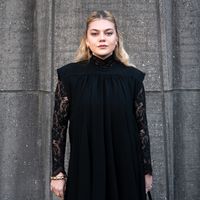 Eurovision : Pour son apparition sur le célèbre Turquoise carpet, Louane a choisi de rester sobre... contrairement à ses concurrents !