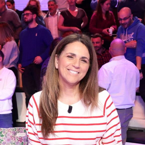 Lundi soir, un échange particulièrement tendu a éclaté en direct entre la chroniqueuse et Valérie Benaïm, qui alertait sur les risques de dérives séctaires.

Exclusif - Valérie Bénaïm, sur le plateau de TBT9 présenté par C.Hanouna, et diffusé en direct sur W9, Paris, France, le 17 février 2026. © Jack Tribeca / Bestimage