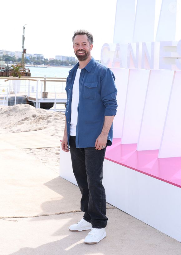 Emmanuel Moire - Photocall de "Demain nous appartient" lors du 7ème festival international Canneséries à Cannes, le 6 avril 2024. 
© Denis Guignebourg / Bestimage