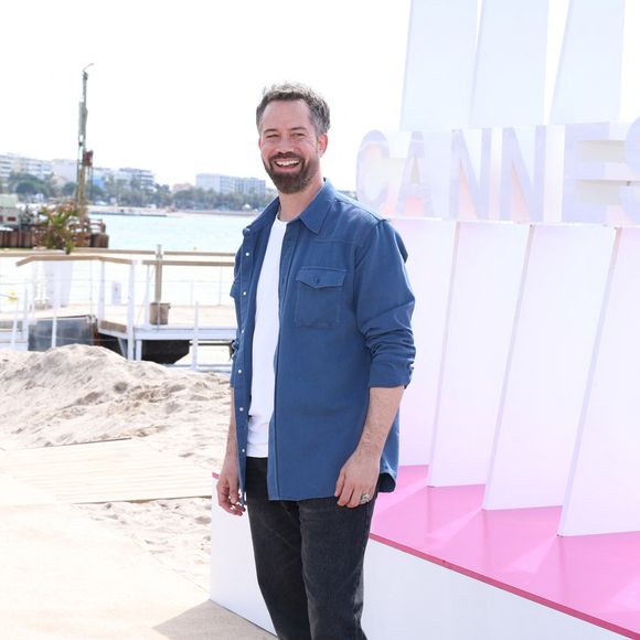 Emmanuel Moire - Photocall de "Demain nous appartient" lors du 7ème festival international Canneséries à Cannes, le 6 avril 2024. 
© Denis Guignebourg / Bestimage