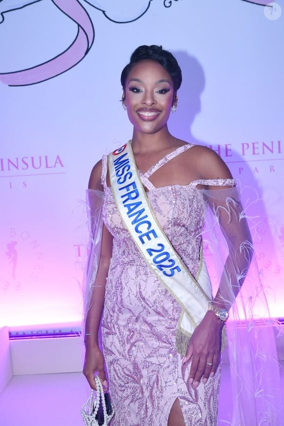 Par ce titre, elle espère succéder à Angélique Angarni-Filopon

Angélique Angarni-Filopon (Miss France 2025) fête son 34ème anniversaire - Soirée de gala du 10ème anniversaire de l’association "Les Bonnes Fées" à l’Hôtel The Peninsula Paris le 8 octobre 2025. The Peninsula Paris renouvelle son soutien dans la campagne Octobre Rose au côté de l’artiste G.Sardin.

 Rachid Bellak/Bestimage