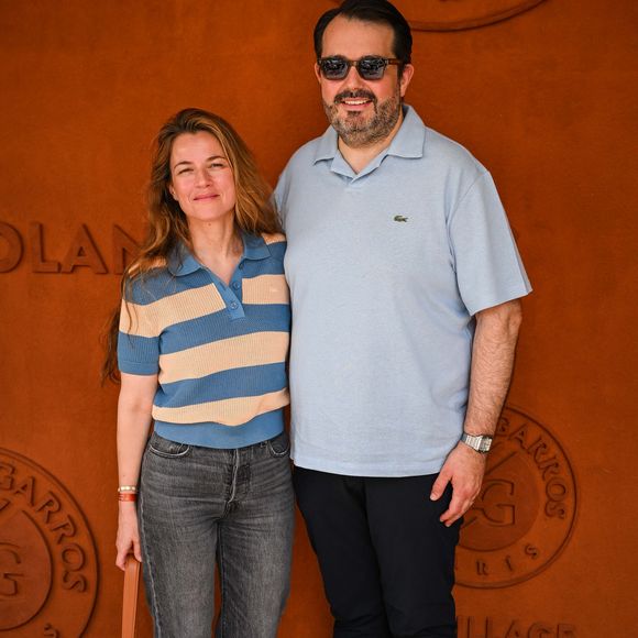 Enfin, il ajoute une touche de sauce et des herbes juste avant de servir.

24 mai 2026, Paris (France) – Élodie Piège et Jean-François Piège lors de Roland-Garros 2026, le tournoi du Grand Chelem de tennis, au stade Roland-Garros, le 24 mai 2026 à Paris, en France. (Crédit photo : © Matthieu Mirville / ZUMA Press Wire / Bestimage)