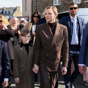 La princesse Charlène de Monaco, et la princesse Gabriella de Monaco, comtesse de Carladès, lors d'une visite à Matignon le 9 avril 2025. © Dominique Jacovides / Bestimage