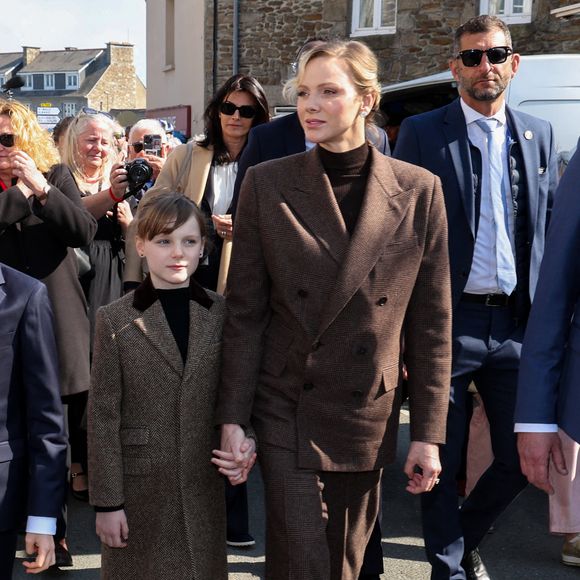 La princesse Charlène de Monaco, et la princesse Gabriella de Monaco, comtesse de Carladès, lors d'une visite à Matignon le 9 avril 2025. © Dominique Jacovides / Bestimage