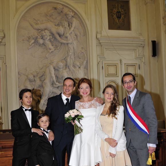 Rétro - Décès de l'actrice Emilie Dequenne à l'âge de 43 ans - Exclusif - Prix Spécial - No web - No blog - Emilie Dequenne, sa fille Milla, 12 ans, son époux Michel Ferracci, et ses deux fils Enzo, 13 ans, et Maël, 8 ans, avec le maire du 10ème arrondissement, Rémi Féraud - Mariage de Michel Ferracci et Emilie Dequenne à la mairie du 10ème arrondissement, le samedi 11 octobre 2014 à Paris.