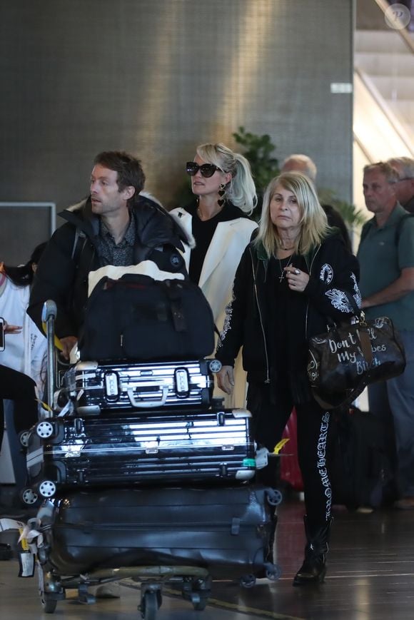 Grégory Boudou, le frère de Laeticia, Françoise Thibault, la mère de Laeticia Hallyday - Laeticia Hallyday arrive en famille avec ses filles et sa mère à l'aéroport Roissy CDG le 19 novembre 2019. © Agence / Bestimage