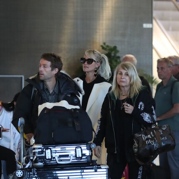 Grégory Boudou, le frère de Laeticia, Françoise Thibault, la mère de Laeticia Hallyday - Laeticia Hallyday arrive en famille avec ses filles et sa mère à l'aéroport Roissy CDG le 19 novembre 2019. © Agence / Bestimage