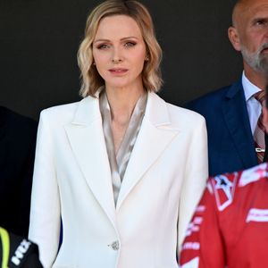 Le prince Albert II de Monaco et la princesse Charlene ont remis les prix du Monaco E-Prix Round 10, entouré par Alejandro Agag, fondateur et président de Formula E, Michel Boéri, le président de l'Automobile Club de Monaco, Alberto Longo, le co-fondateur de la Formula-E, Christophe Mirmand, le ministre d'Etat de la Principauté, et Jeff Dodds, le PDG de la Formula E, durant le Monaco E-Prix 2026, Round 10, le 17 mai 2026. Olivier Rowland, au volant de sa Nissan E-4DRCE 05 a remporté la course devanrt Felipe Drugovich, pilotant une Porsche, suivi par Antonio Felix Da Costa au volant d'une Jaguar I Type 7. © Bruno Bebert / Bestimage