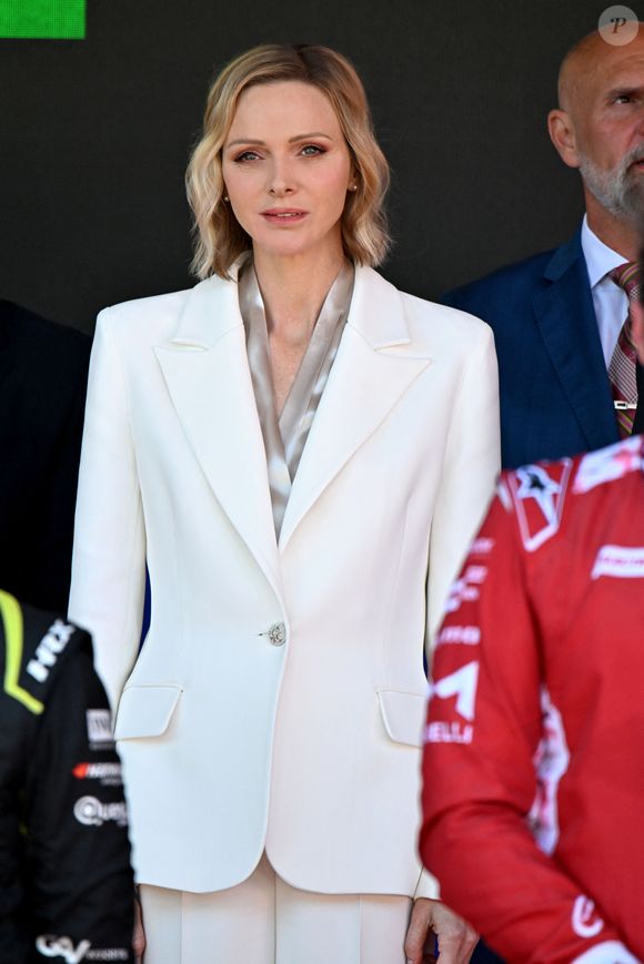 Le prince Albert II de Monaco et la princesse Charlene ont remis les prix du Monaco E-Prix Round 10, entouré par Alejandro Agag, fondateur et président de Formula E, Michel Boéri, le président de l'Automobile Club de Monaco, Alberto Longo, le co-fondateur de la Formula-E, Christophe Mirmand, le ministre d'Etat de la Principauté, et Jeff Dodds, le PDG de la Formula E, durant le Monaco E-Prix 2026, Round 10, le 17 mai 2026. Olivier Rowland, au volant de sa Nissan E-4DRCE 05 a remporté la course devanrt Felipe Drugovich, pilotant une Porsche, suivi par Antonio Felix Da Costa au volant d'une Jaguar I Type 7. © Bruno Bebert / Bestimage