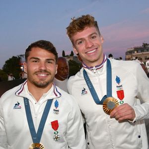 Exclusif - Antoine Dupont et Léon Marchand à la remise des médailles par le président de la République à l'Arc de Triomphe aux athlètes lors de la parade des champions à l'occasion des Jeux Olympiques et Paralympiques Paris 2024, le 14 septembre 2024.

Photo : Perusseau-Ramsamy / Bestimage