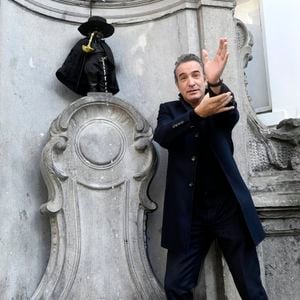 Jean Dujardin reçoit la Médaille d'Honneur de la Ville de Bruxelles et visite le Manneken-pis habillé d'un costume de Zorro pour l'occasion à Bruxelles, Belgique, le 28 novembre 2024. © Didier Lebrun/PhotoNews/Bestimage