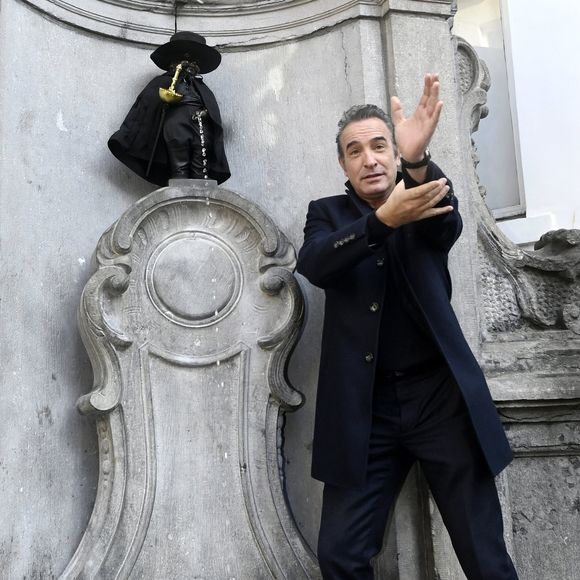 Jean Dujardin reçoit la Médaille d'Honneur de la Ville de Bruxelles et visite le Manneken-pis habillé d'un costume de Zorro pour l'occasion à Bruxelles, Belgique, le 28 novembre 2024. © Didier Lebrun/PhotoNews/Bestimage