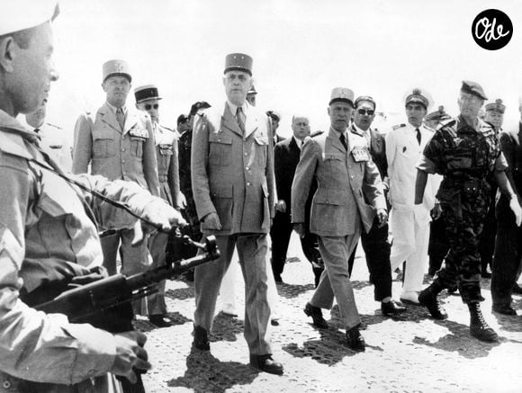 4 juin 1958 - Alger, Algérie - CHARLES DE GAULLE arrivant à l'aéroport de la Maison Blanche à Alger. À sa droite : le général SALAN, JACQUES SOUSTELLE, l'amiral ABOYNEAUX et l'amiral NOMY. (Crédit image : © Keystone Press Agency/Keystone USA via ZUMAPRESS.com)