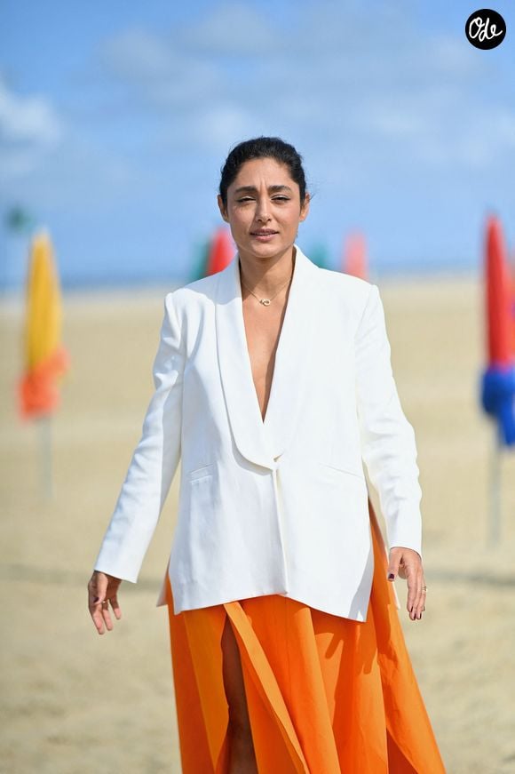 La présidente du jury, Golshifteh Farahani, pose lors d'une séance photo sur la plage dans le cadre du 51e Festival du cinéma américain de Deauville, le 8 septembre 2025 à Deauville, en France. Photo de Franck Castel/ABACAPRESS.COM