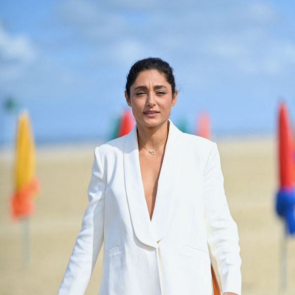 La présidente du jury, Golshifteh Farahani, pose lors d'une séance photo sur la plage dans le cadre du 51e Festival du cinéma américain de Deauville, le 8 septembre 2025 à Deauville, en France. Photo de Franck Castel/ABACAPRESS.COM
