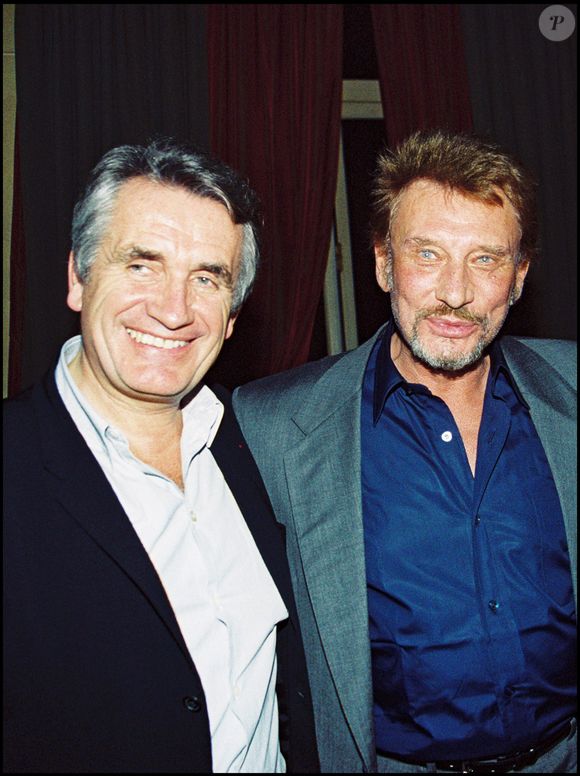 Archives- Gilbert Coullier et Johnny Hallyday le soir de la générale de la pièce "Même heure l'année prochaine" au théâtre du gymnase à Paris. © COADIC GUIREC / BESTIMAGE
