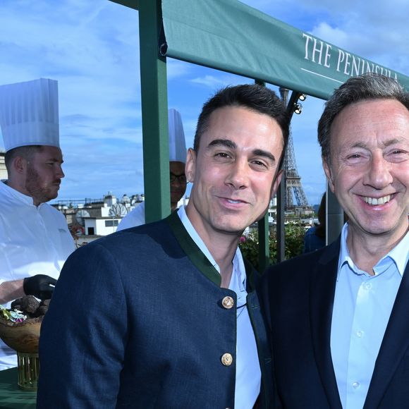 Stéphane Bern et son compagnon Yori Bailleres - Réouverture du rooftop « L'heure dorée » de l'hôtel Peninsula à Paris le 10 juin 2026. © Rachid Bellak/Bestimage