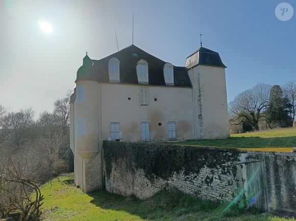 Depuis quatre ans, les mariés rénovent passionnément le bâtiment étape par étape.

Château de La Roche Joubert, en Dordogne, récemment acquis pour des Australiens.