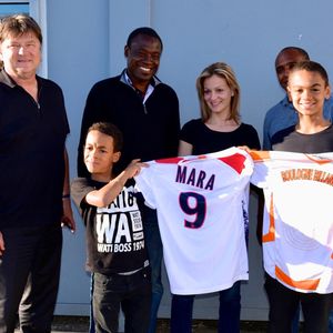 Audrey Crespo-Mara et Aliou Mara ont eu deux garçons, Sékou et Lamine

Exclusif - Yannick Stopyra, responsable du recrutement au centre de formation des Girondins de Bordeaux, Audrey Crespo-Mara, son mari Aliou Mara, leurs fils Sékou (2002) et Lamine (2005) le 26 avril 2015 à Bordeaux. Agence / Bestimage