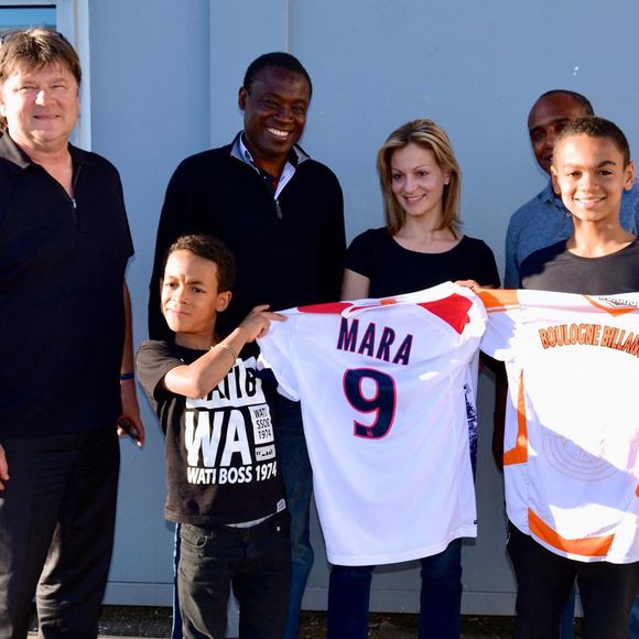 Audrey Crespo-Mara et Aliou Mara ont eu deux garçons, Sékou et Lamine

Exclusif - Yannick Stopyra, responsable du recrutement au centre de formation des Girondins de Bordeaux, Audrey Crespo-Mara, son mari Aliou Mara, leurs fils Sékou (2002) et Lamine (2005) le 26 avril 2015 à Bordeaux. Agence / Bestimage