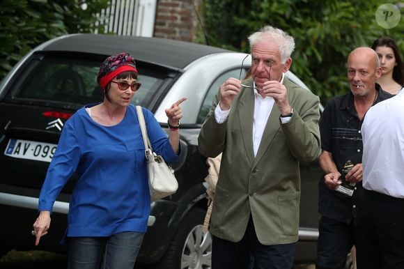 Ariane Carletti, Jacky Jakubowicz - Obsèques de François Corbier (Alain Roux de son vrai nom) au cimetière de Serez dans l'Eure le 5 juillet 2018. Il a fait les belles heures de Récré A2 et du club Dorothée dans les années 80/90. L'artiste, décédé à l'hôpital d'Évreux le 1er juillet des suites d'un cancer, habitait dans ce village normand. © Agence / Bestimage