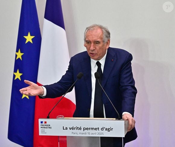 Le Premier ministre français François Bayrou et de membres du gouvernement lors d'une conférence de presse dans le cadre du comité d'alerte budgétaire, avec le défi de trouver 40 milliards d'euros d'économies d'ici 2026, au bâtiment Ségur, à Paris, France, le 15 avril 2025. © Christian Liewig/Bestimage