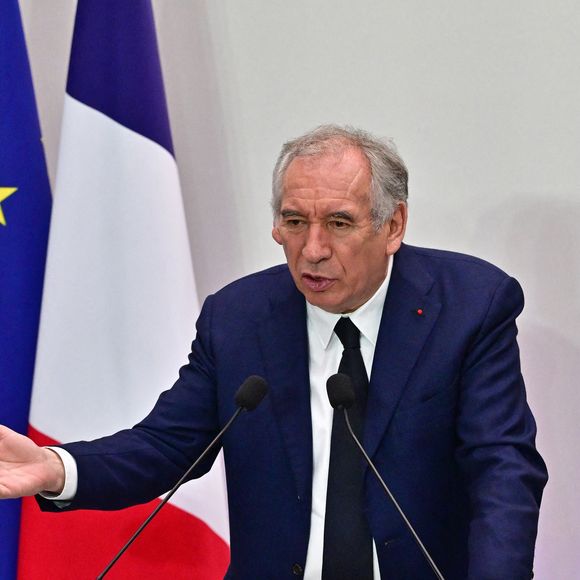 Le Premier ministre français François Bayrou et de membres du gouvernement lors d'une conférence de presse dans le cadre du comité d'alerte budgétaire, avec le défi de trouver 40 milliards d'euros d'économies d'ici 2026, au bâtiment Ségur, à Paris, France, le 15 avril 2025. © Christian Liewig/Bestimage