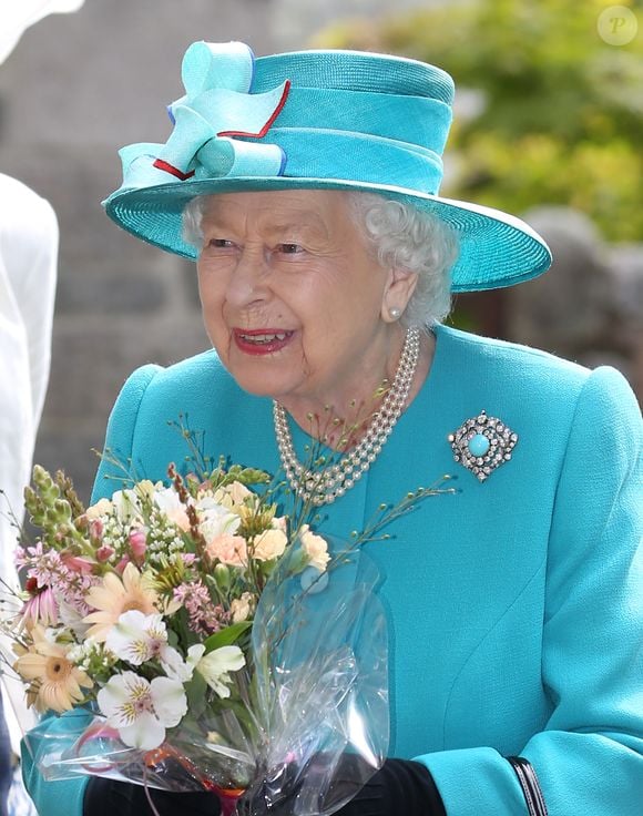 La reine Elisabeth II en portait beaucoup

La reine Elisabeth II d’Angleterre assiste à la vente des œuvres réalisée par Braemar et Crathie dans le but de récolter des fonds pour l’église de Crathie, Écosse, Royaume Uni , le 18 août 2019.