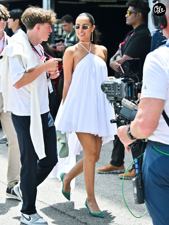 Il s'agissait d'une mini-robe asymétrique de la maison française, associée à des accessoires vert d'eau de la même marque. Un look entièrement Jacquemus qui a été largement salué par la presse mode internationale.

Alexandra Leclerc dans les paddocks du Formula 1 Louis Vuitton Grand Prix de Monaco 2026, à Monte Carlo, Monaco, le 5 juin 2026. © Manuele Mangiarotti/IPA via ZUMA Press/Bestimage