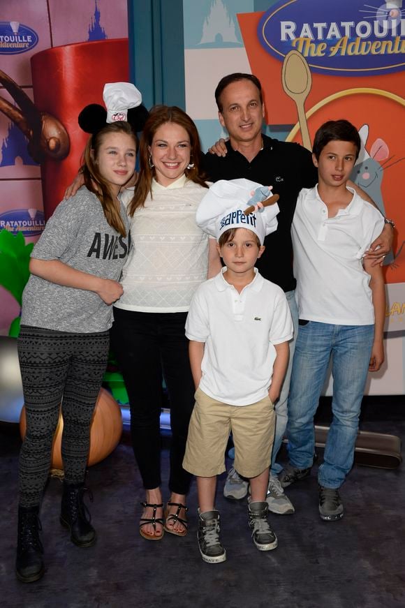 Emilie Dequenne, sa fille Milla Savarese, son fiancé Michel Ferracci et les fils de ce dernier lors de la présentation en avant-première de la nouvelle attraction "Ratatouille : L'aventure totalement toquée" à Disneyland Paris à Marne-la-Vallée, le 21 juin 2014. © COADIC GUIREC / BESTIMAGE / Bestimage