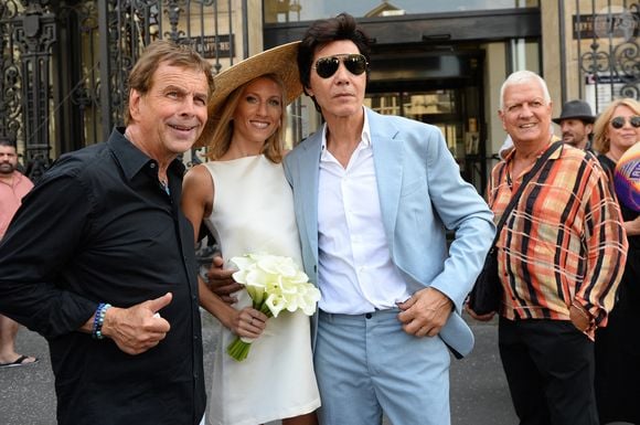 Les jeunes mariés, Jean-Luc Lahaye et sa femme Paola (Lahaye-Aubin) à la sortie de la mairie du 18ème arrondissement de Paris - J.L.Lahaye s'est marié en secondes noces avec sa compagne P.Aubin à la mairie du 18ème arrondissement de Paris, le 2 juillet 2025. © Agence / Bestimage