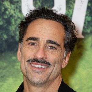 Florent Peyre assiste à la première de la saison 2 de « Loups Garous » au cinéma du Lido, le 24 novembre 2025 à Paris, en France. Photo de Nasser Berzane/ABACAPRESS.COM