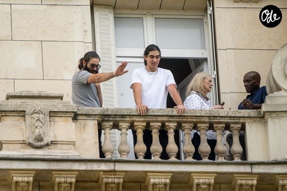 Eddy et Nelson Angelil sur le balcon de l'hôtel Le Royal Monceau, le 4 septembre 2026. Photo de Yehiel Chekroune/ABACAPRESS.COM