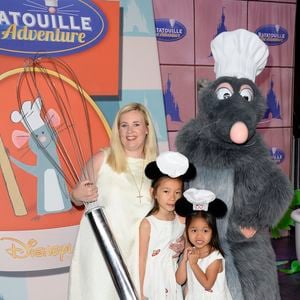 Dans sa vie privée, celle qui est l'heureuse mère de deux filles, qu'elle a adoptées en célibataire, a récemment confié avoir eu un léger couac dans son éducation...

Hélène Darroze et ses filles Charlotte et Quiterie lors de la présentation en avant-première de la nouvelle attraction "Ratatouille : L'aventure totalement toquée" à Disneyland Paris à Marne-la-Vallée, le 21 juin 2014. Crédit Coadic Guirec / Bestimage