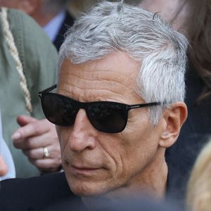 Nagui a beau désormais jouir d'une grosse fortune, suffisamment importante pour sécuriser sa vie et celle de ses quatre enfants, il garde la tête sur les épaules.

Nagui - Sorties des obsèques de Philippe Labro en l'église de Saint-Germain-des-Prés à Paris le 13 juin 2025. © Dominique Jacovides - Christophe Clovis / Bestimage