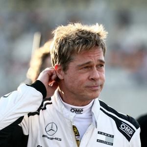 Brad Pitt qui incarne Sonny Hayes, un pilote de l'équipe fictive Apex APXGP F1 dans le prochain film "F1" réalisé par Joseph Kosinski, est aperçu sur le plateau de tournage lors du Grand Prix de Formule 1 d'Abou Dhabi au circuit de Yas Marina, le 8 décembre 2024, à Abou Dhabi, Émirats arabes unis. © Beata Zawrzel/ZUMA Press Wire