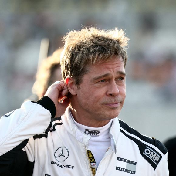 Brad Pitt qui incarne Sonny Hayes, un pilote de l'équipe fictive Apex APXGP F1 dans le prochain film "F1" réalisé par Joseph Kosinski, est aperçu sur le plateau de tournage lors du Grand Prix de Formule 1 d'Abou Dhabi au circuit de Yas Marina, le 8 décembre 2024, à Abou Dhabi, Émirats arabes unis. © Beata Zawrzel/ZUMA Press Wire