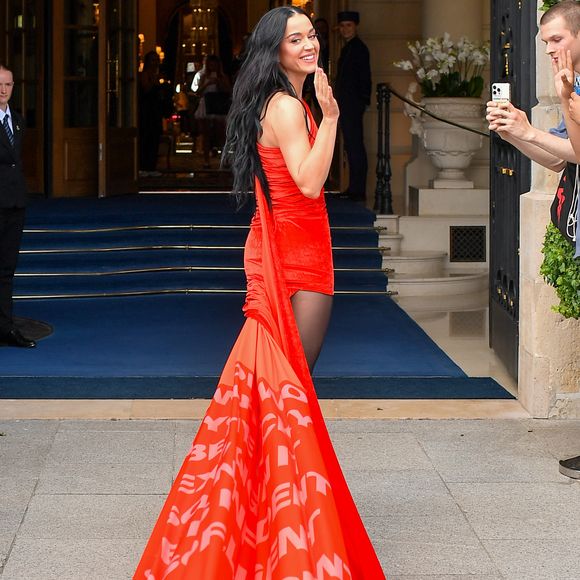 Katy Perry dans une robe avec une longue traîne arrive à l'hôtel Ritz Paris lors de la Fashion Week de Paris, France, le 25 juin 2024. © Pierre Perusseau/Bestimage