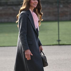 Le prince William, prince de Galles, et Catherine (Kate) Middleton, princesse de Galles, visitent l'école maternelle et primaire de Farnborough Road, pour montrer leur soutien continu à la communauté de Southport après l'attaque de juillet 2024, au cours de laquelle trois filles, Alice da Silva Aguiar, Bebe King et Elsie Dot Stancombe, ont été tragiquement tuées lors d'un cours de danse à Southport, Merseyside, Royaume-Uni, le 23 septembre 2025. © PA Photo / Bestimage