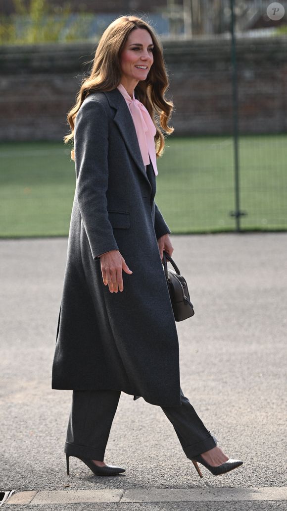 Le prince William, prince de Galles, et Catherine (Kate) Middleton, princesse de Galles, visitent l'école maternelle et primaire de Farnborough Road, pour montrer leur soutien continu à la communauté de Southport après l'attaque de juillet 2024, au cours de laquelle trois filles, Alice da Silva Aguiar, Bebe King et Elsie Dot Stancombe, ont été tragiquement tuées lors d'un cours de danse à Southport, Merseyside, Royaume-Uni, le 23 septembre 2025. © PA Photo / Bestimage