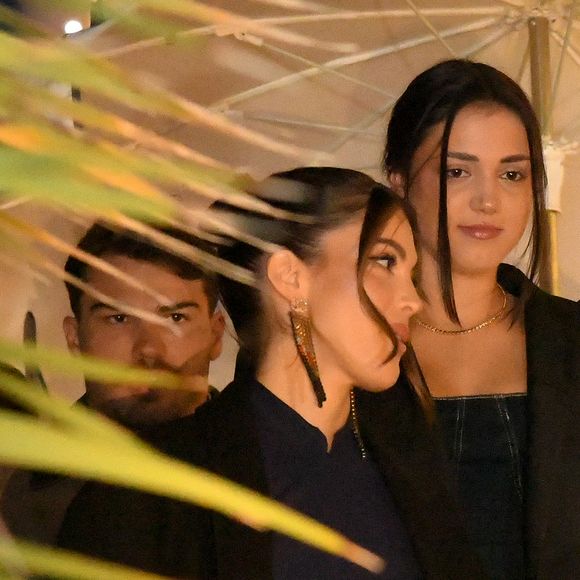 Antoine Dupont et l ex Miss France Iris Mittenaere au photocall du Grand Dîner en toute intimité avec Dadju sur la plage de l'hôtel Carlton en marge du 78ème Festival International du Film de Cannes, France, le 17 mai 2025. © Lionel Urman/Bestimage