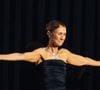 Très émue, la chanteuse québécoise a fondu en larmes dès son entrée, elle qui souffre du syndrome de la personne raide.

Celine Dion, tenue et bijoux Boucheron, lors de son premier concert à la Plénitude Arena à Paris La Défense le 12 septembre 2026. 

Photo : Agence / Bestimage