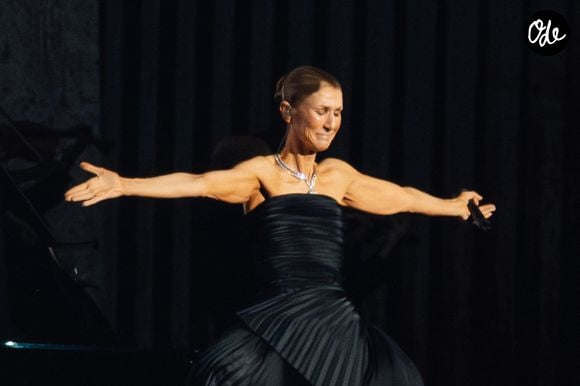 Très émue, la chanteuse québécoise a fondu en larmes dès son entrée, elle qui souffre du syndrome de la personne raide.

Celine Dion, tenue et bijoux Boucheron, lors de son premier concert à la Plénitude Arena à Paris La Défense le 12 septembre 2026. 

Photo : Agence / Bestimage