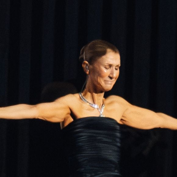 Très émue, la chanteuse québécoise a fondu en larmes dès son entrée, elle qui souffre du syndrome de la personne raide.

Celine Dion, tenue et bijoux Boucheron, lors de son premier concert à la Plénitude Arena à Paris La Défense le 12 septembre 2026. 

Photo : Agence / Bestimage