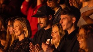 Près de deux ans après la Star Academy, Pierre Garnier et Helena Bailly toujours inséparables : le duo venu soutenir un autre chanteur de la promo