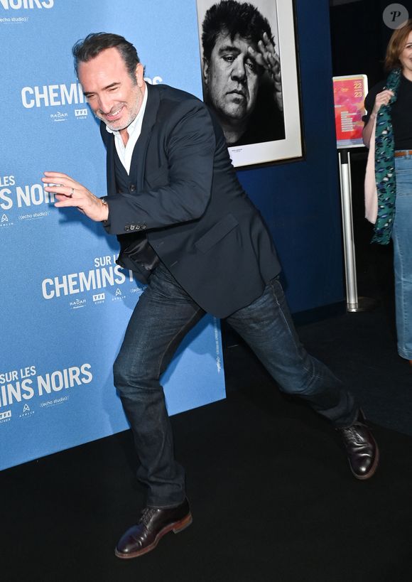 Jean Dujardin - Avant-première du film "Sur les chemins noirs" au cinema UGC Normandie à Paris le 13 mars 2023. © Coadic Guirec/Bestimage