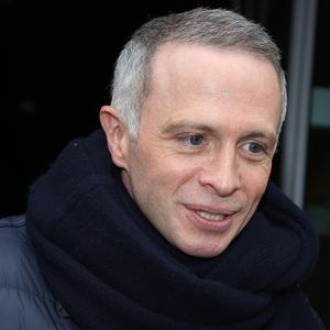 Exclusif - Samuel Étienne (qui présente dorénavant "Questions pour un Champion") dans les rues de Paris le 22 Février 2016. Photographe : Agence / Bestimage