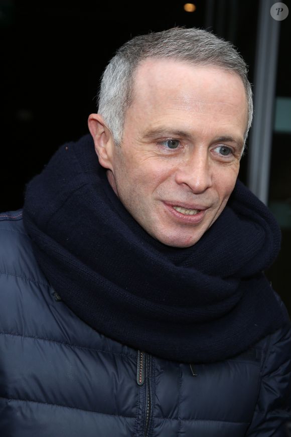 Exclusif - Samuel Étienne (qui présente dorénavant "Questions pour un Champion") dans les rues de Paris le 22 Février 2016. Photographe : Agence / Bestimage